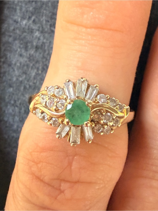 Estate Jewelry - Vintage 1980s Ballerina 10kt Gold Emerald & Diamond Cluster Ring ACC8 .95 ctw